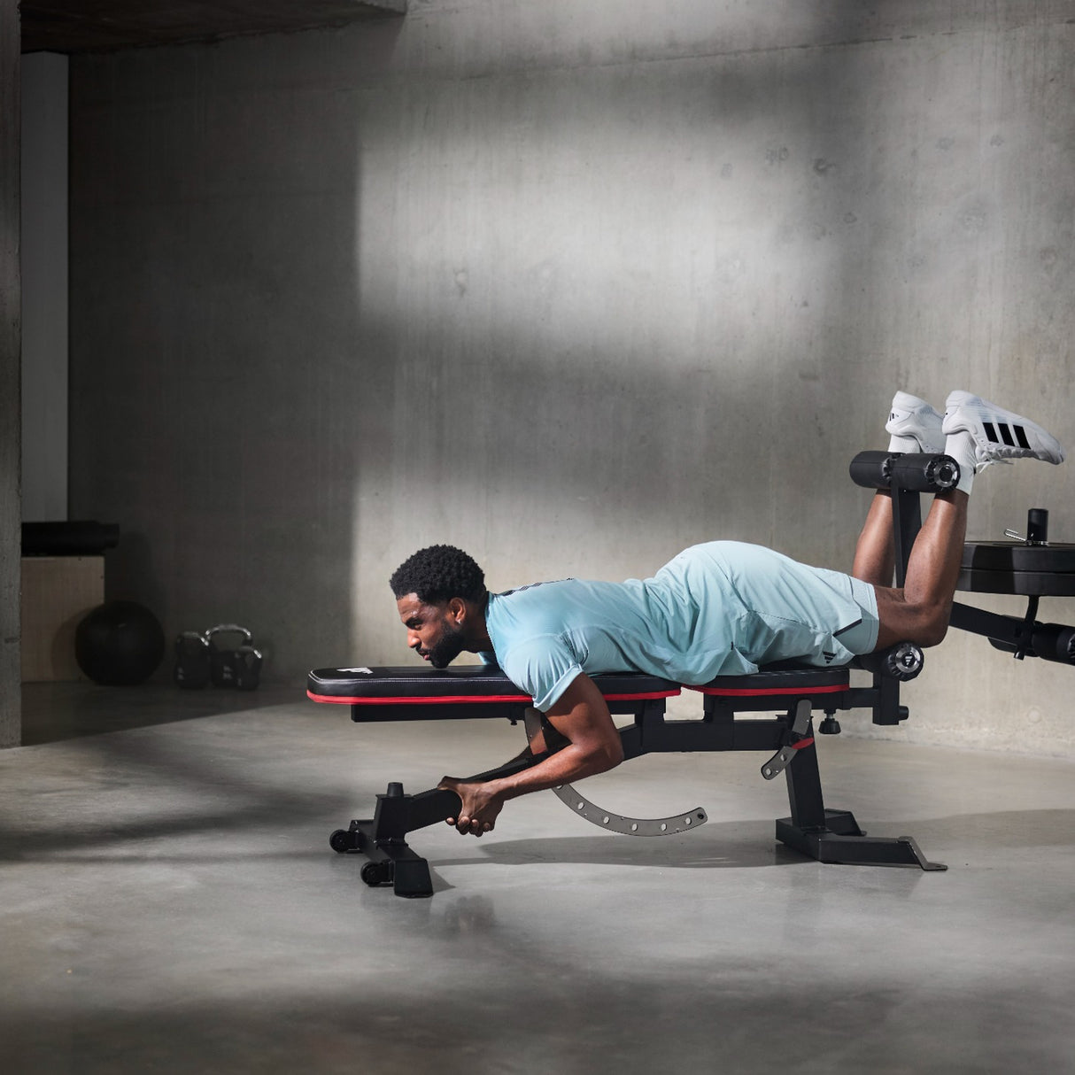 adidas Utility Bench mit Bizeps-Curlpult & Beincurler