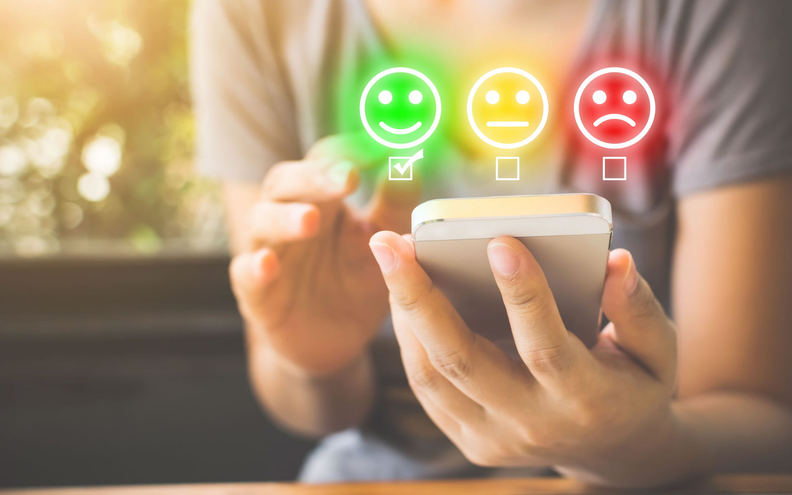 Woran erkennt man gute Qualität mei Fitnessgeräten - Frau bewertet via Smartphone ein Produkt positiv