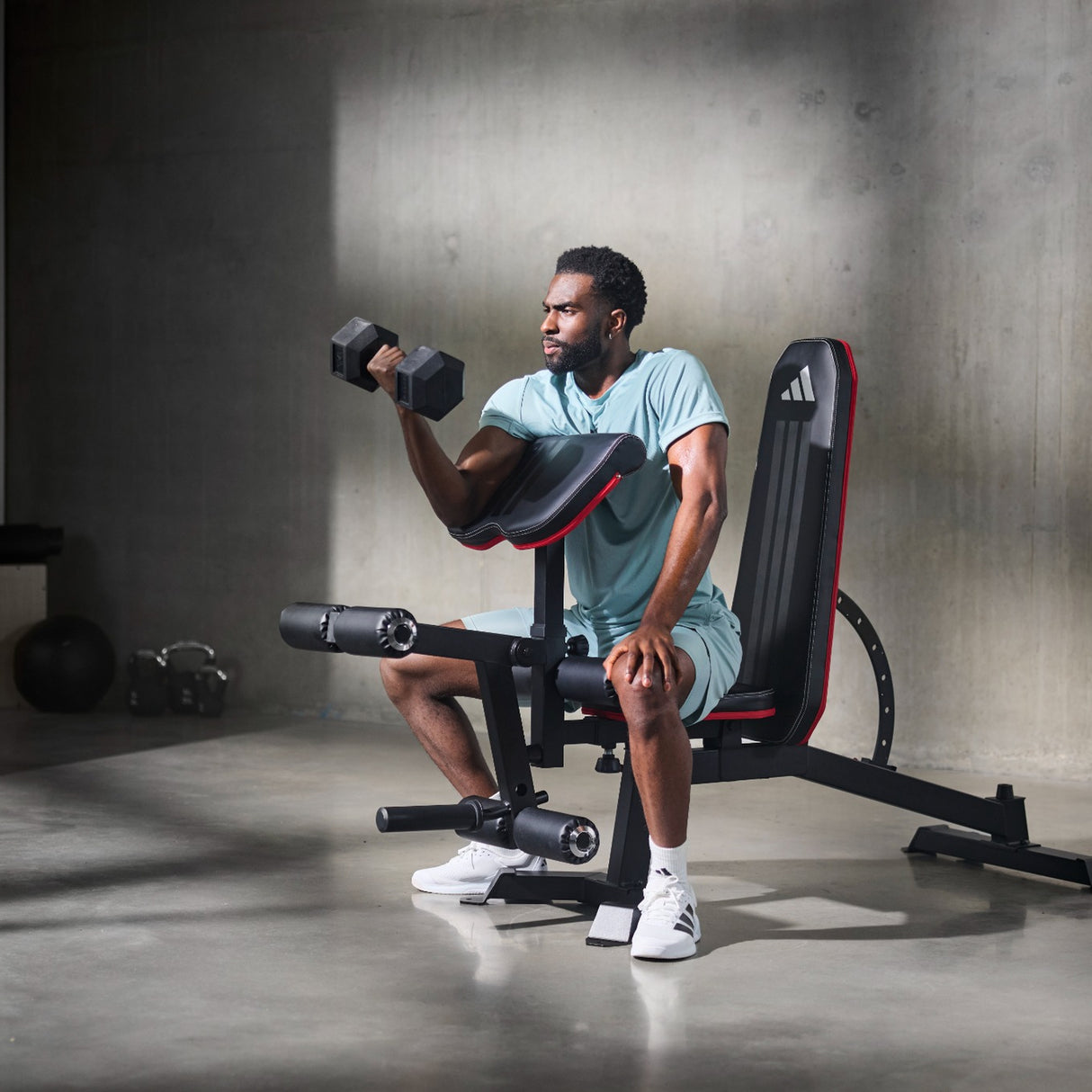 adidas Utility Bench mit Bizeps-Curlpult & Beincurler