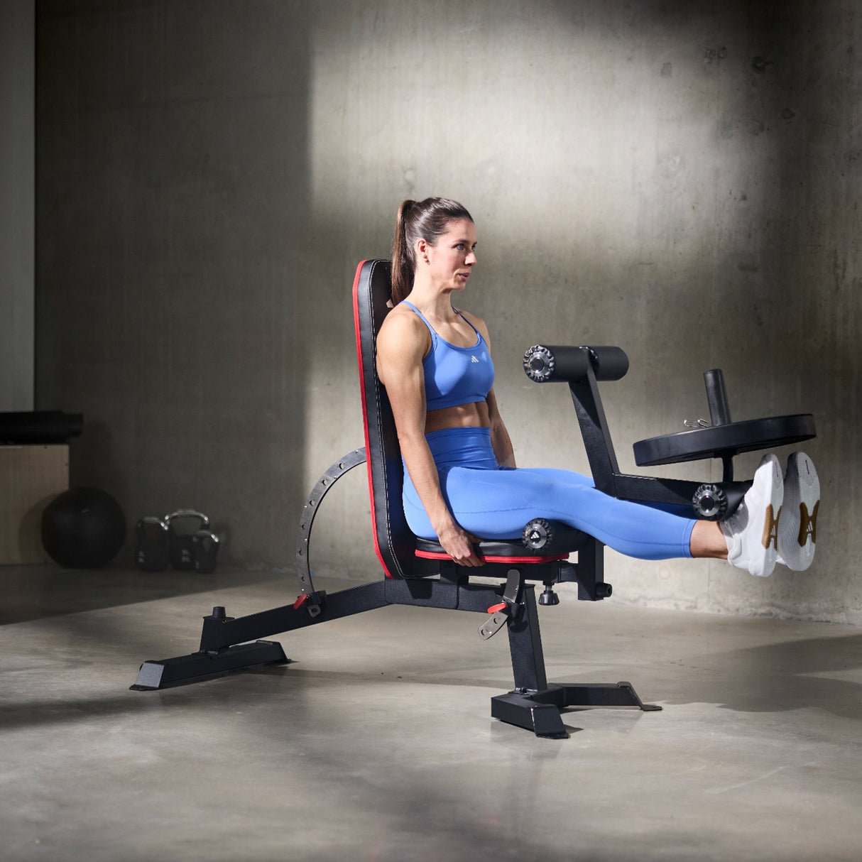 adidas Utility Bench mit Bizeps-Curlpult & Beincurler