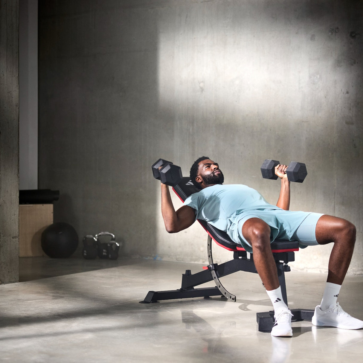 adidas Utility Bench mit Bizeps-Curlpult & Beincurler