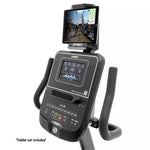 Das Video präsentiert das Spirit Fitness Liegeergometer XBR95 in Nahaufnahmen und zeigt dessen Ausstattung und Funktionen. Zu sehen sind die verstellbare Rückenlehne mit atmungsaktivem Mesh-Gewebe, der ergonomisch geformte Sitz, die seitlichen Handgriffe mit integrierten Widerstandstasten sowie das 7,5-Zoll-Farbdisplay der ClearView™-Konsole. Das Display informiert über Trainingsdaten wie Zeit, Kalorienverbrauch, Distanz, Herzfrequenz und Widerstandsstufe. Das Gerät verfügt über 40 elektronische Widerstands