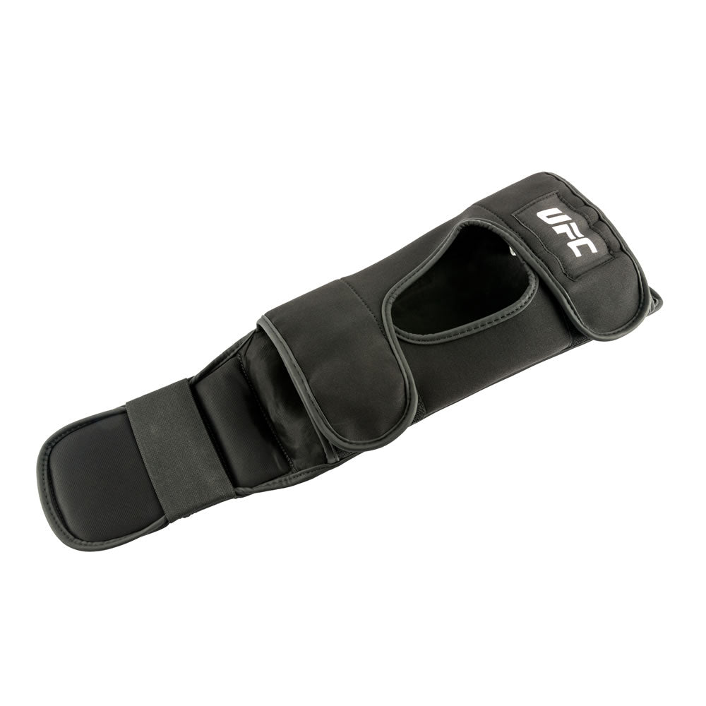 UFC PRO Tonal Grappling Shin Guard Schwarz Gr. XL